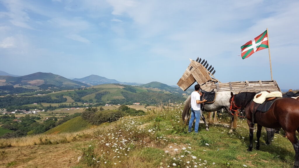 A Propos de Chapitalia Valérie Ravera randonnées équestres balade à cheval Sarthe Volnay Val-de-la-Hune image Pays Basques